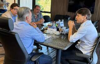 Paulo Duarte (à direita) em reunião nesta 6ª feira na Sejusp. (Foto: Divulgação)