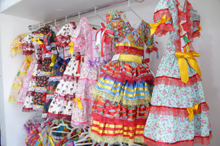Vestidos para festa junina vendidos em loja do Centro. (Foto: Arquivo)