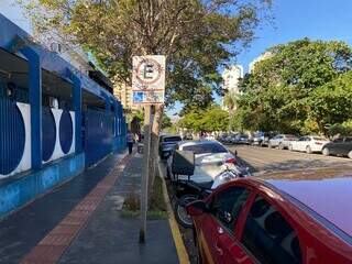 Veículos estacionados irregularmente em frente ao Ismac (Foto: Clara Farias)