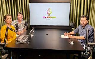 Jornalistas Glaura Villalba e Lucas Mamédio conversam com Davi Santos, membro do Conselho Estadual de Educação (Foto: Thiago Mendes)