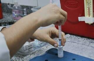 Profissional da Sesau prepara vacina para aplicação. (Foto: Arquivo)