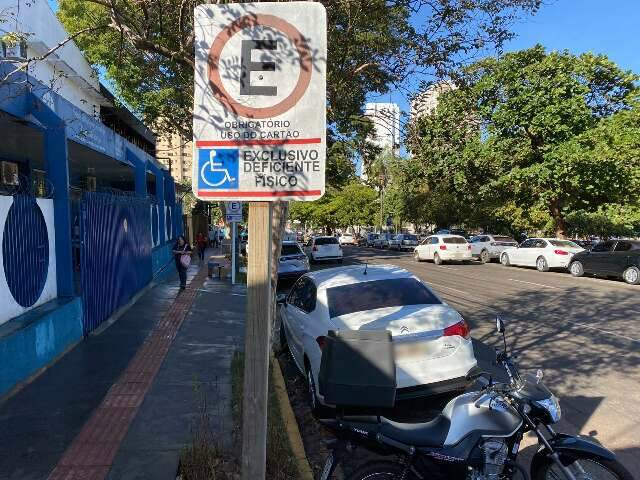 Nem placa e faixa amarela impedem uso irregular de vagas para deficientes