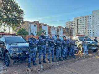 Guardas civis em ponto onde ficará base móvel e ao fundo, o Carandiru (Foto: Marcos Maluf)