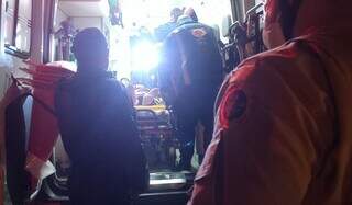 Vítima dentro de ambulância do Samu logo após ser encontrada (Foto: Alfredo Neto | JPNews)