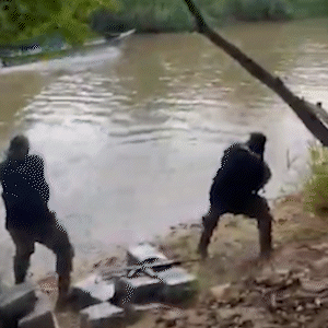 Traficantes trocam tiros com policiais e abandonam droga na margem de rio