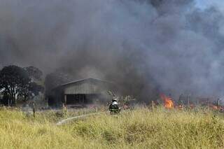 Chácara ao lado da fábrica foi tomada pelo fogo no final desta manhã (Foto: Paulo Francis) 