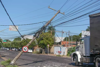 Baú de carreta enroscou em fios e entortou poste na Avenida Salgado Filho, em Campo Grande (Foto: Marcos Maluf)