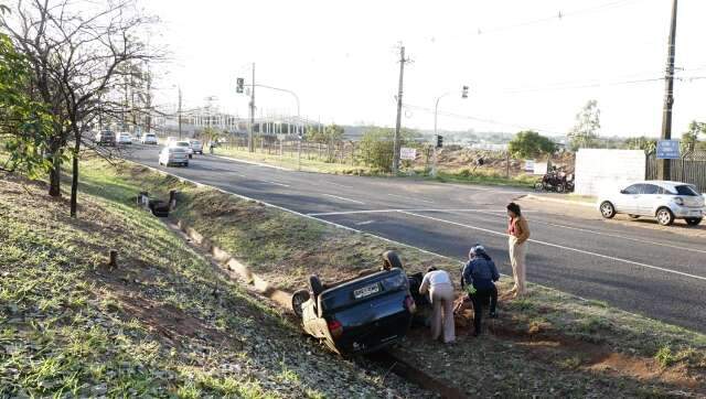 Carro capota e cai em valeta na Avenida Ministro Jo&atilde;o Arinos