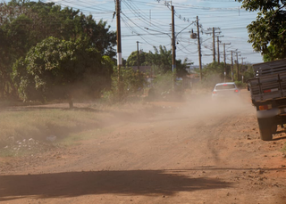 Com tempo seco, pó de terra sobe em estrada sem asfalto no Nova Lima, na Capital (Foto: Alex Machado)
