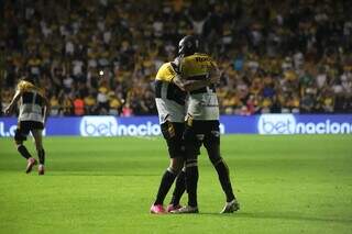 Jogadores do Criciúma comemorando gol da vitória sobre o Botafogo (Foto: Divulgação)