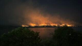 Vista do Pantanal pegando fogo de Corumbá (Foto: Ângelo Rabelo)