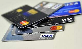Cartões de crédito empilhados sobre mesa (Foto: Marcello Casal Jr./Agência Brasil)