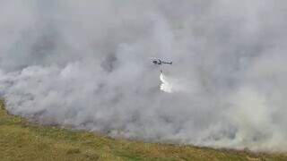 Helicóptero despejando água em área tomada por fogo e fumaça em incêndio no Pantanal em 2020 (Foto: Arquivo)