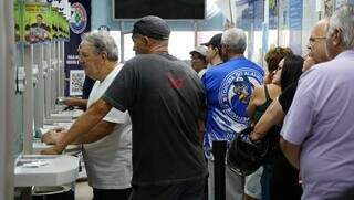 Apostadores lotam a Lotérica Campo Grande, localizada no Comper da Rua Brilhante, na Capital (Foto: Alex Machado)