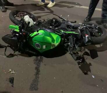 Jovem de 19 anos morre ao colidir moto em trailer de lanches 