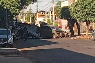 Carro destruído após acidente em avenida. (Foto: A Princesinha News)