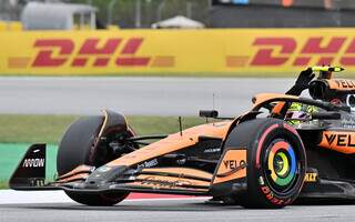 Carro da McLaren de Lando Norris na pista de circuito da Espanha (Foto: Divulgação) 