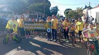 Pais, alunos e professores durante &#34;Pedalada da Paz&#34; (Foto: Alex Machado)