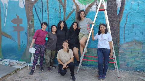 Acadêmicos de Geografia da UEMS revitalizam muro de parque com ajuda de crianças