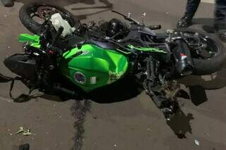 Moto da vítima destruída após acidente em São Gabriel do Oeste. (Foto: Idest)