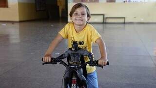 Pequeno Arthur pedalou com Batman na bicicleta (Foto: Alex Machado)