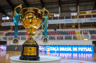 Troféu da Taça Brasil de Futsal Masculino (Foto: Maurício Moreira/CBFS)