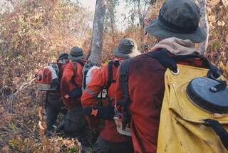 Equipe da Brigada Alto Pantanal, do Instituto Homem Pantaneiro, acessando área em chamas (Foto: Reprodução/Instagram)