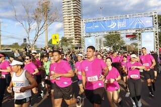 Atletas dos 15 km após largada nos altos da Avenida Afonso Pena (Foto: Paulo Francis)