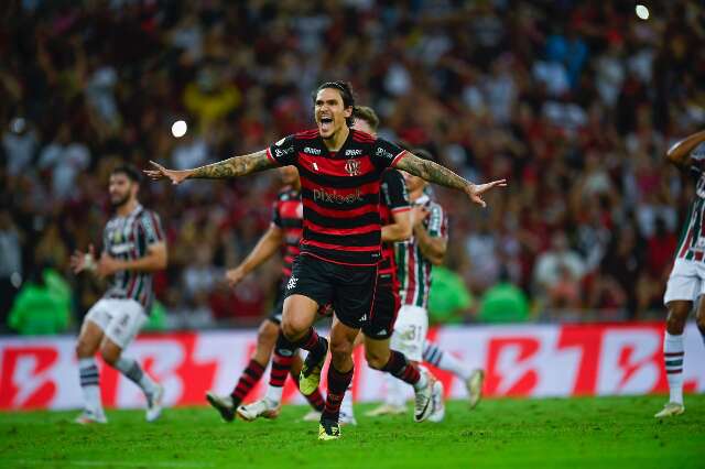 Flamengo vence cl&aacute;ssico, mant&eacute;m lideran&ccedil;a e afunda Fluminense na lanterna