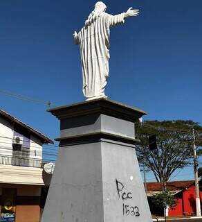 Monumento pichado em Batayporã. (Foto: Divulgação/PCMS)