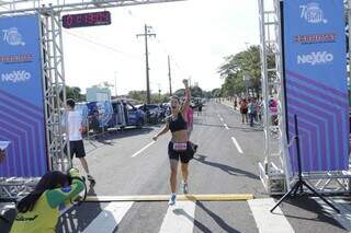 Gisele comemorando ao atravessar a linha de chegada (Foto: Paulo Francis)