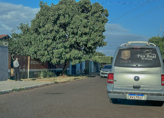 Carro da funerária em frente à casa da vítima (Foto: Marcos Maluf) 