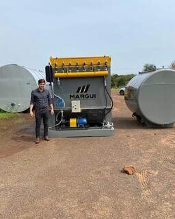 Prefeito de Rio Brilhante, Lucas Foroni (MDB), posa ao lado da usina de asfalto (Foto: Prefeitura de Rio Brilhante) 