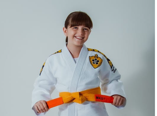 Judoca Maria Luiza posando para foto com kimono e faixa (Foto: Acervo Pessoal) 