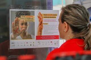 Cartaz mostra que mulheres podem fazer &#34;X&#34; na mão para mostrar nas farmácias que estão sendo violentadas (Foto: Marcos Maluf)
