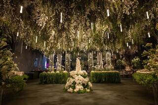 Diferente dos lustres, decoração contou com 10 mil cristais dentro da festa e mais de 20 mil folhagens. (Foto: Top Studio Fotografia)