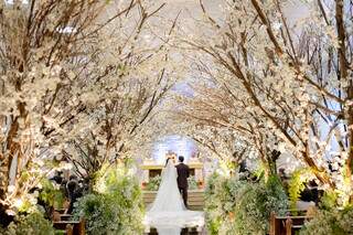 Igreja que já tinha beleza singular ficou ainda mais especial com túnel de flores que noiva sonhava. (Foto: Top Studio Fotografia)