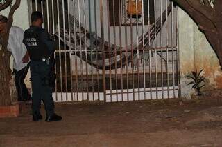 Equipes da Polícia Militar isolam a entrada da residência onde corpo foi encontrado. (Foto: Juliano Almeida)