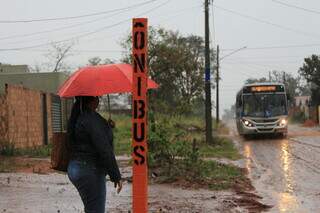Usuária do transporte coletivo esperando em ponto precário (Foto: Arquivo/Campo Grande News)
