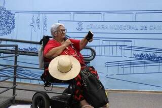 Aposentada Terezinha de Jesus Garcia Ferreira, de 76 aos, fala sobre acessibilidade durante audiência pública na Câmara Municipal. (Foto: Henrique Kawaminami)