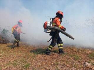Bombeiros combatendo incêndios com sopradores na região pantaneira Porto da Manga (Foto: Diuvlgação/Corpo de Bombeiros)