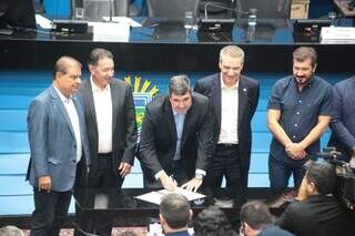 Governador Eduardo Riedel (PSDB) assinando a liberação das emendas (Foto: Marcos Maluf)