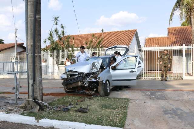 Indo ao hospital, idoso perde controle e acerta poste na Duque de Caxias