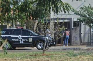 Equipe da Polícia Civil em frente a lanchonete onde casal estava, na Rua Brasília, no Jardim Imá (Foto: Paulo Francis)