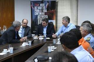 O vice-governador, José Carlos Barbosa, ao lado do governador Eduardo Riedel e do secretário de Meio Ambiente, Jaime Verruck. (Foto: Bruno Rezende)
