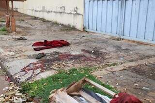 Sangue da vítima na calçada onde ela foi assassinada (Foto: Henrique Kawaminami)