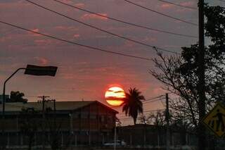 Pela manhã, sol é visto com uma tonalidade avermelhada na Avenida Ministro João Arinos, na Capital (Foto: Henrique Kawaminami)
