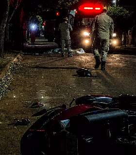 Adolescente morre ao perder controle e bater moto em &aacute;rvore