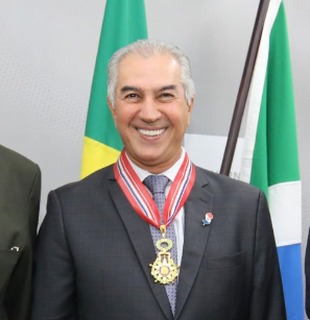 Em julho de 2023, Reinaldo Azambuja posa com a medalha que ganhou do Paraguai. (Foto: Saul Schramm)