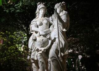 Escultura da Deusa do Vinho pertenceu ao Cabeça Branca, traficante famoso (Foto: Osmar Veiga)